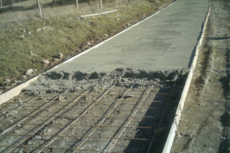 colatura cemento per realizzazione manto stradale